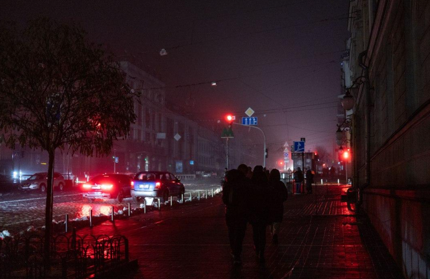 Київ починає виходити з екстрених відключень світла: де вже діють графіки